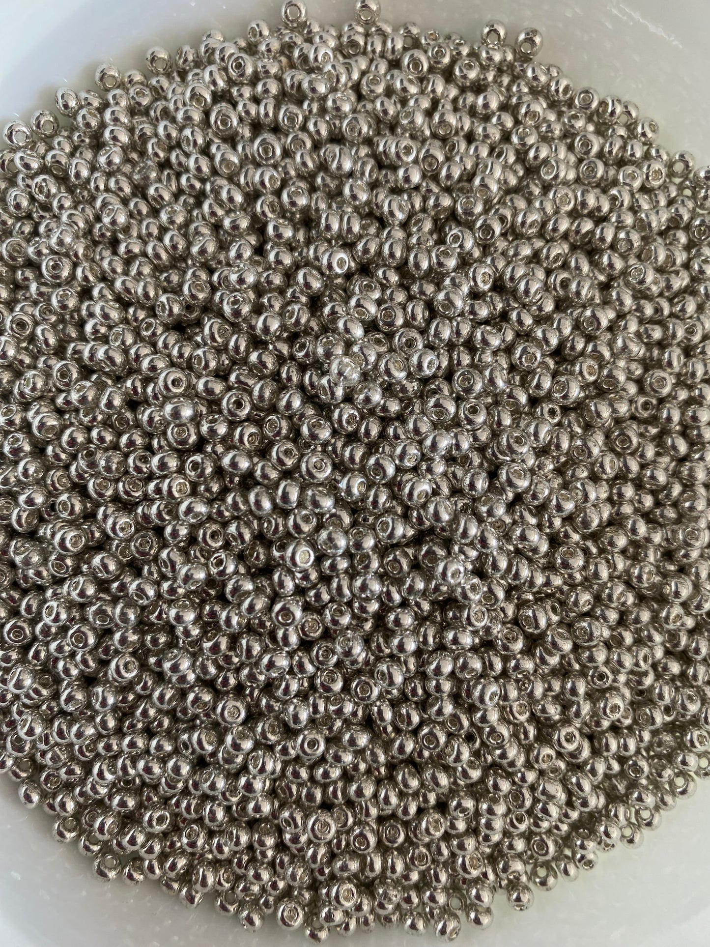2mm or 11/0 Silver Seed Beads Bulk 450g Glass Beads for Beaded Jewelry, Bracelets, Waistbeads, Chokers Jewelry Making & Crafts